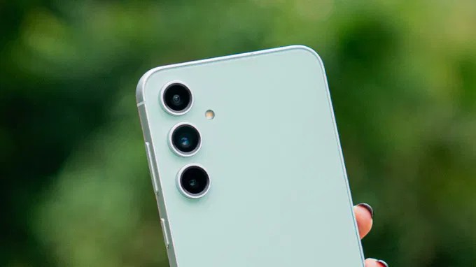 Cụm 3 camera trên Galaxy S23 FE