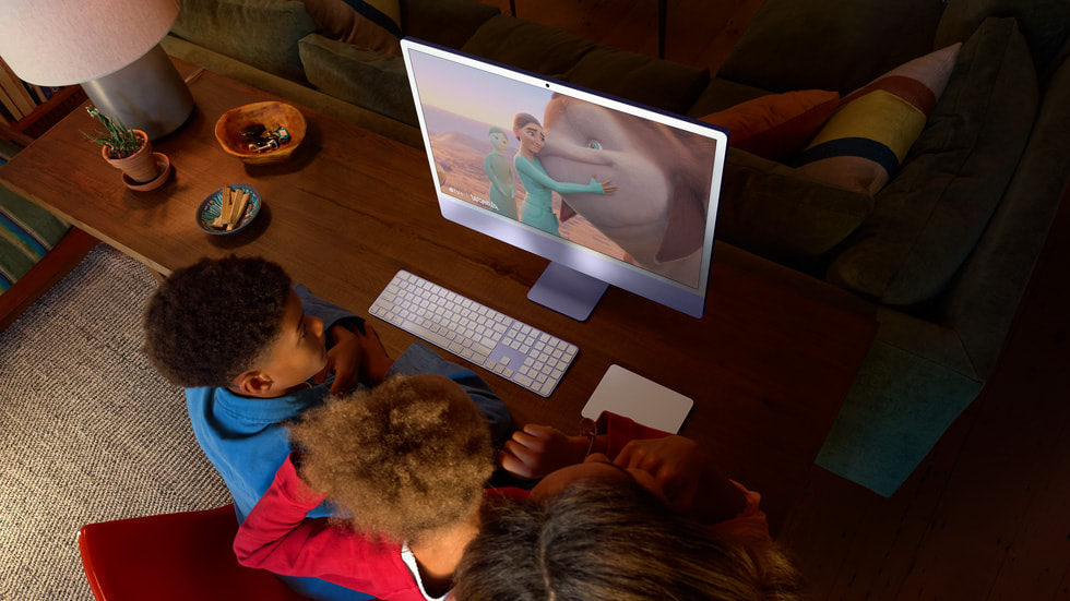 Ba người đang xem một cảnh trong phim hoạt hình trên iMac.