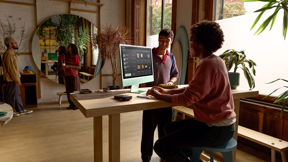 iMac được trưng bày tại cửa hàng của một doanh nghiệp.