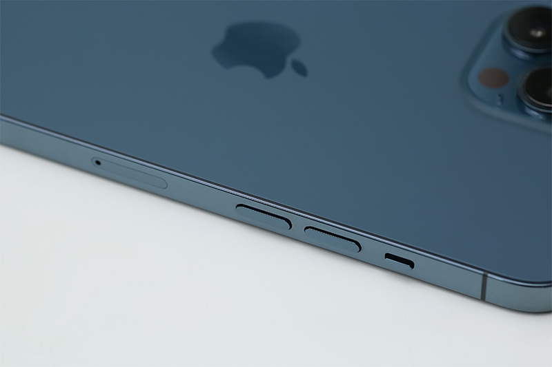 Mặt lưng bằng kính, khung viền thép được thiết kế cho máy | iPhone 12 Pro Max
