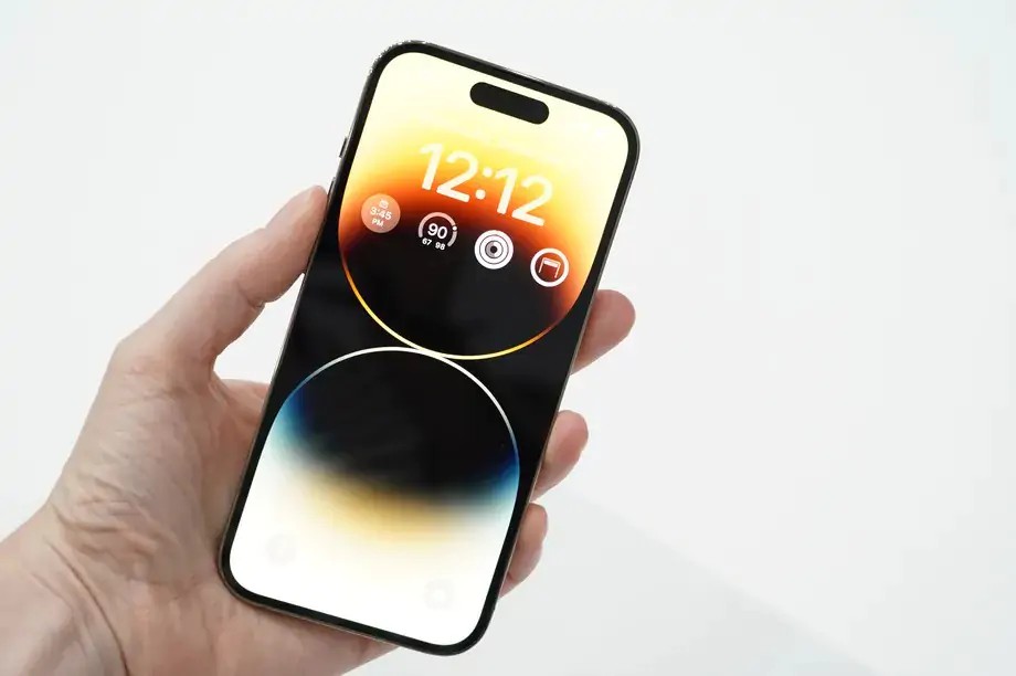 Sau bao ngày chờ đợi, siêu phẩm iPhone 14 Pro cũng đã được Apple cho ra mắt vào ngày 7/9 với cải tiến đáng nói nhất là màn hình tai thỏ biến mất, thay vào đó là dải Dynamic Island tuỳ chỉnh và điều khiển được.